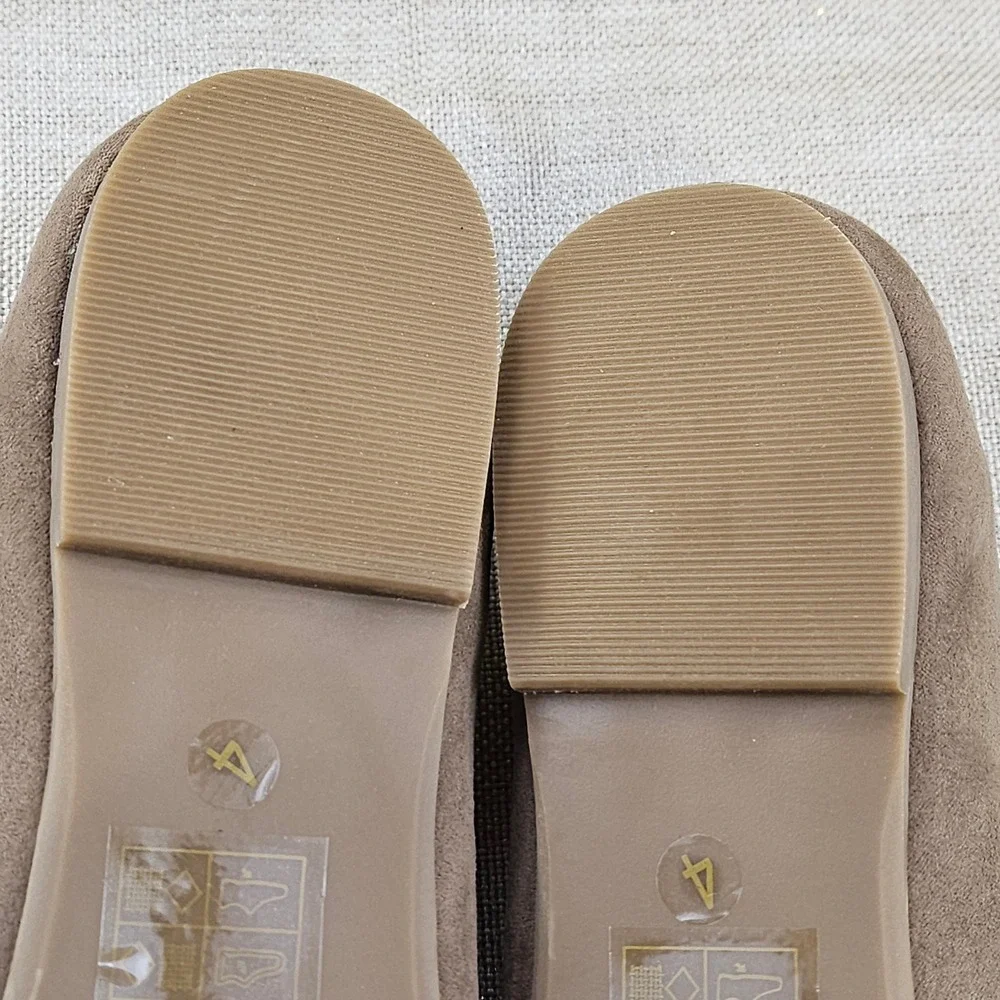 Revel Girls Darcy Moccasin Flats Taupe Faux Suede Loafers Bow Detail Size 4 - Picture 9 of 10